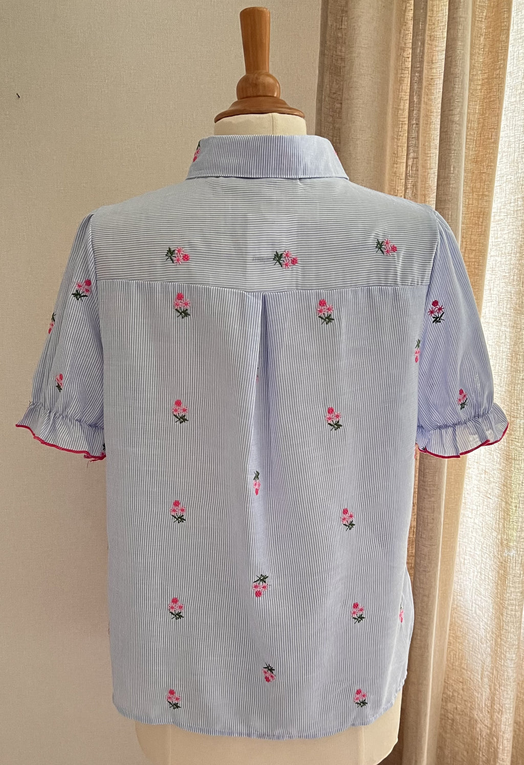 Chemise Justine rayée bleu ciel et blanc In April 1986 – vue de dos, coupe complète | Coka Collection