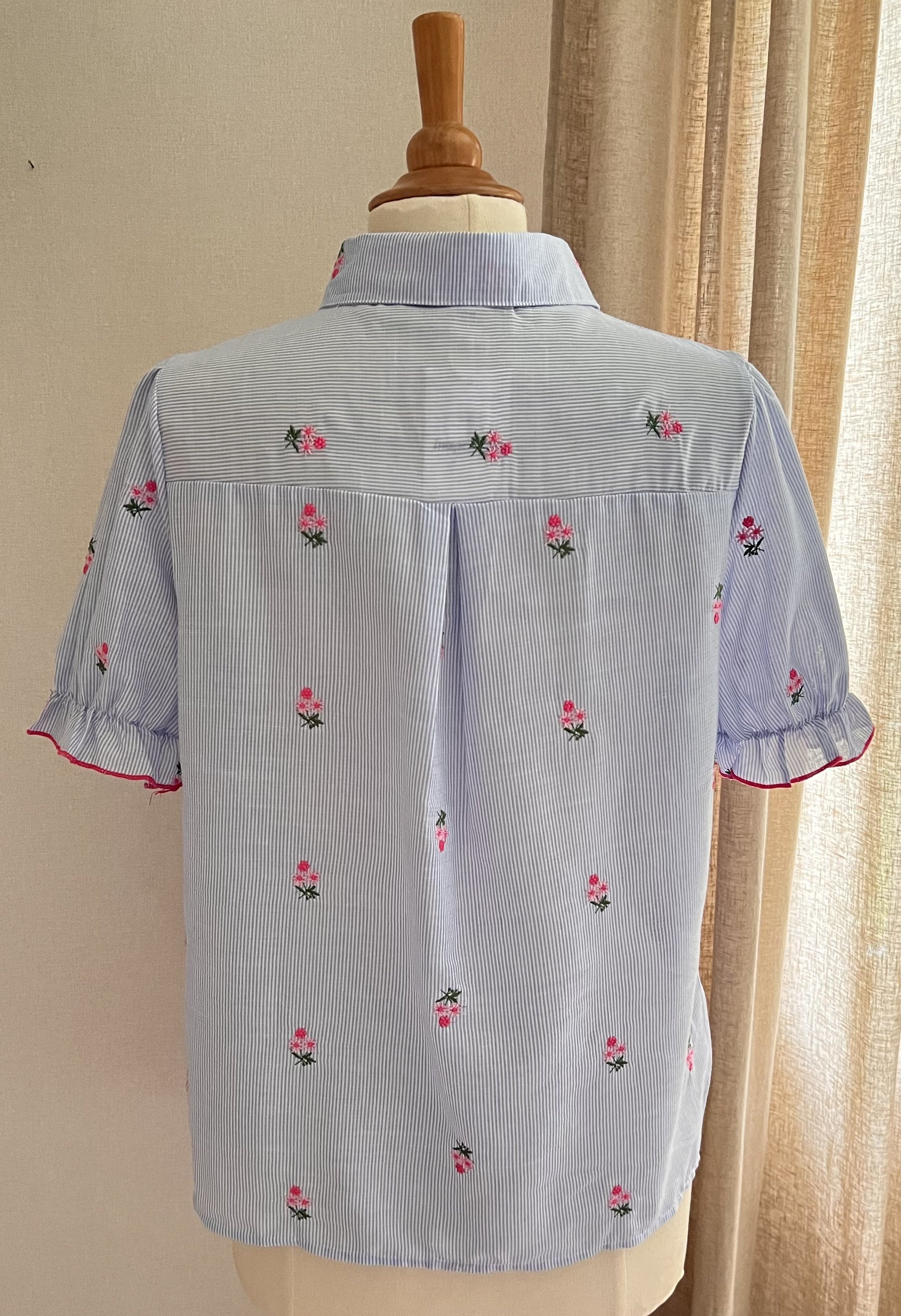 Chemise Justine rayée bleu ciel et blanc In April 1986 – vue de dos, coupe complète | Coka Collection