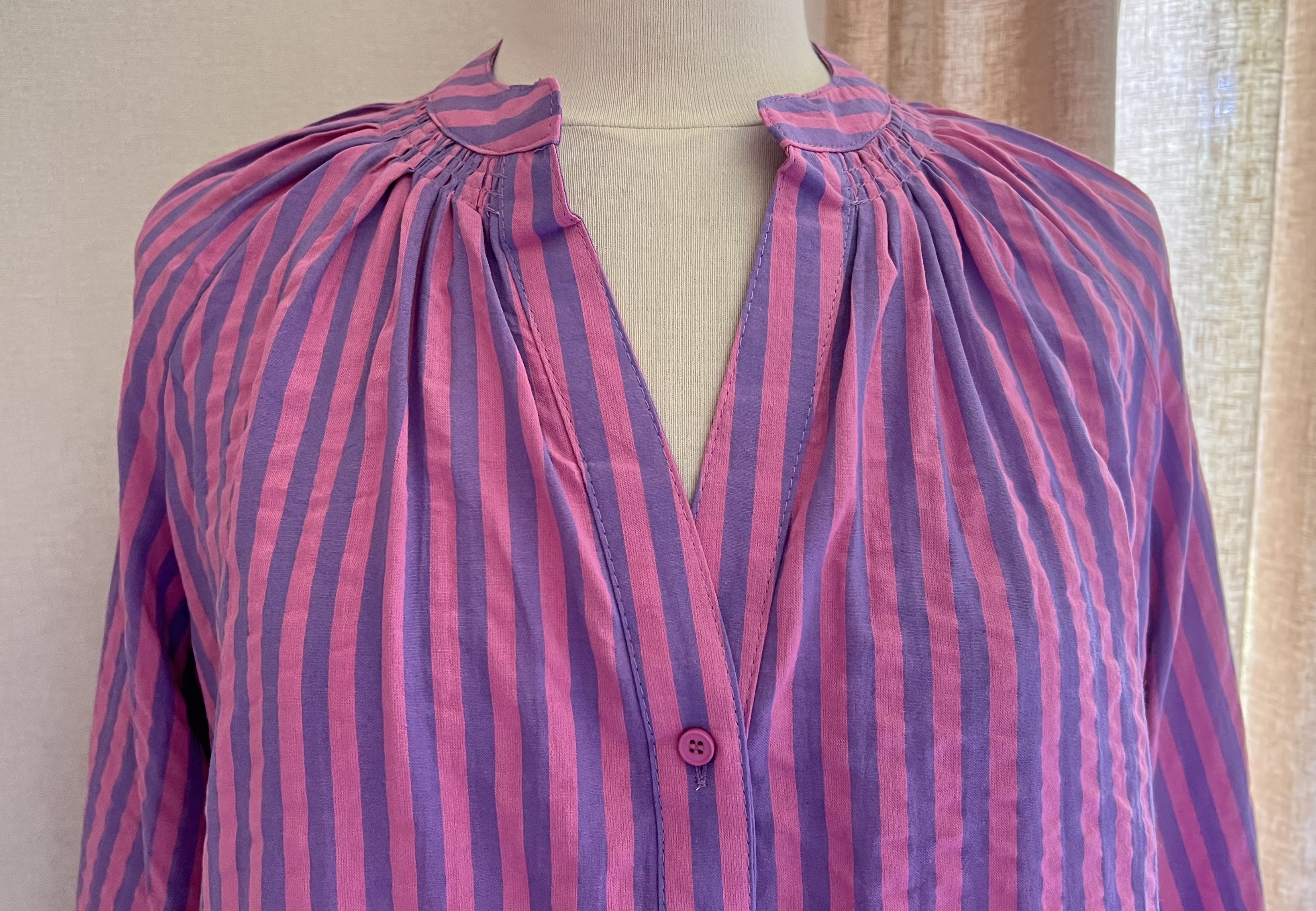 Blouse Ambre rayée rose et violet Lili & Lala – détail encolure | Coka Collection