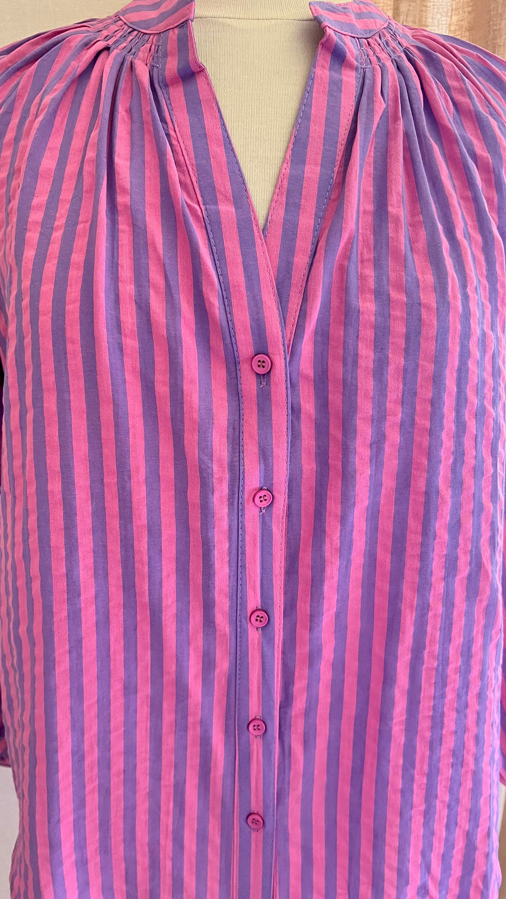 Blouse Ambre rayée rose et violet Lili & Lala – détail encolure froncée et boutonnage | Coka Collection