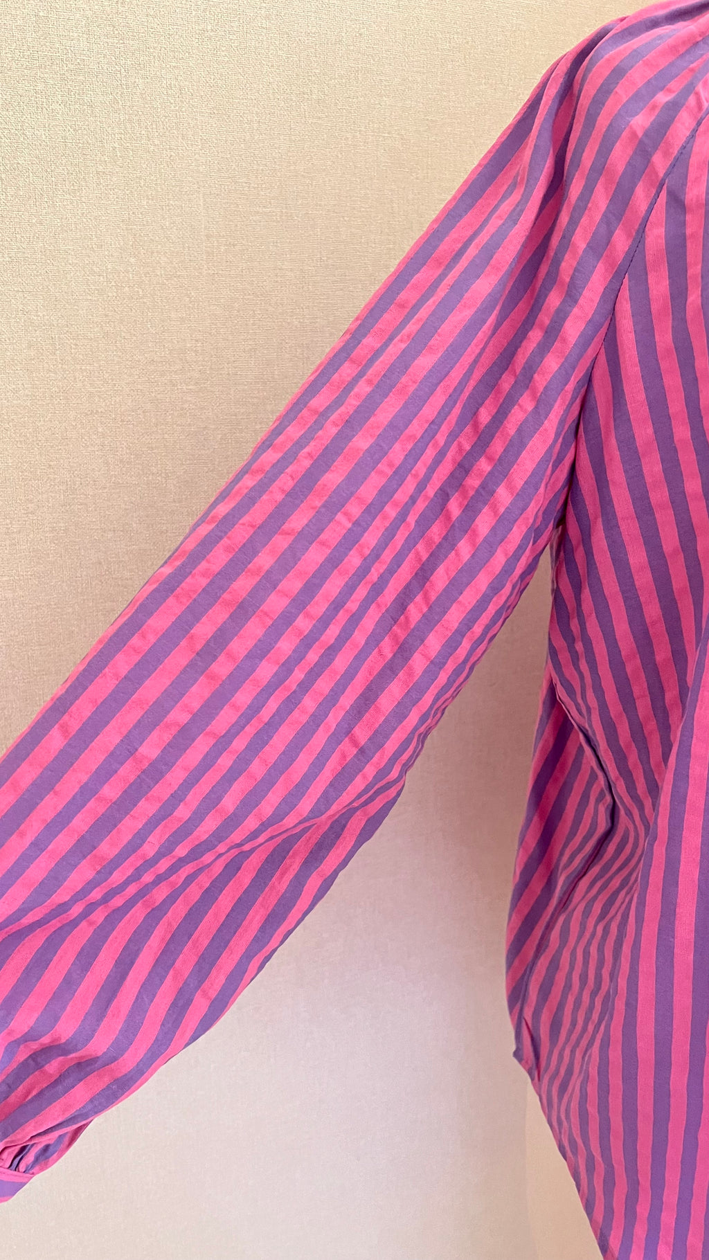 Blouse Ambre rayée rose et violet Lili & Lala – détail manche bouffante et poignet resserré | Coka Collection