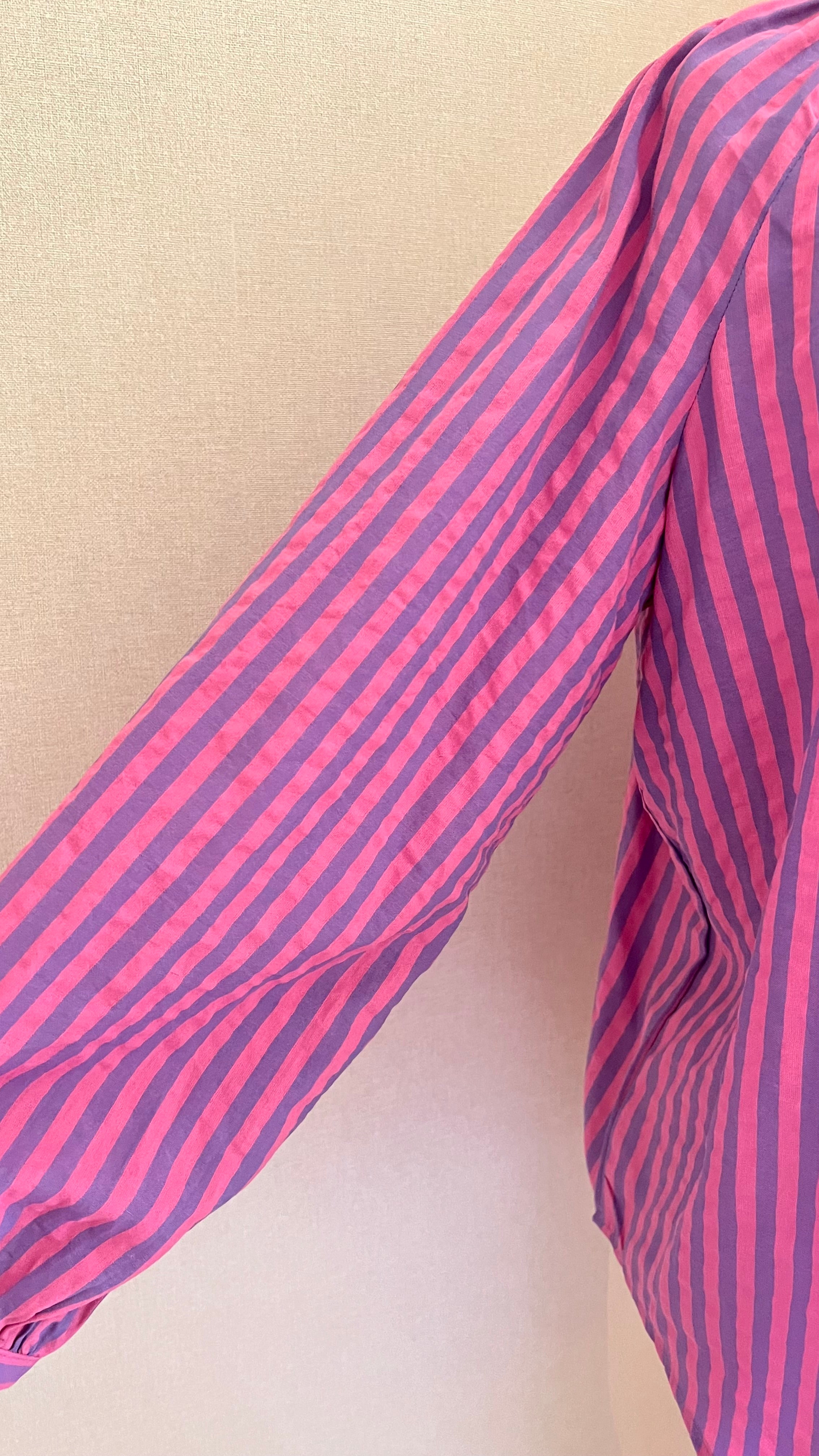 Blouse Ambre rayée rose et violet Lili & Lala – détail manche bouffante et poignet resserré | Coka Collection