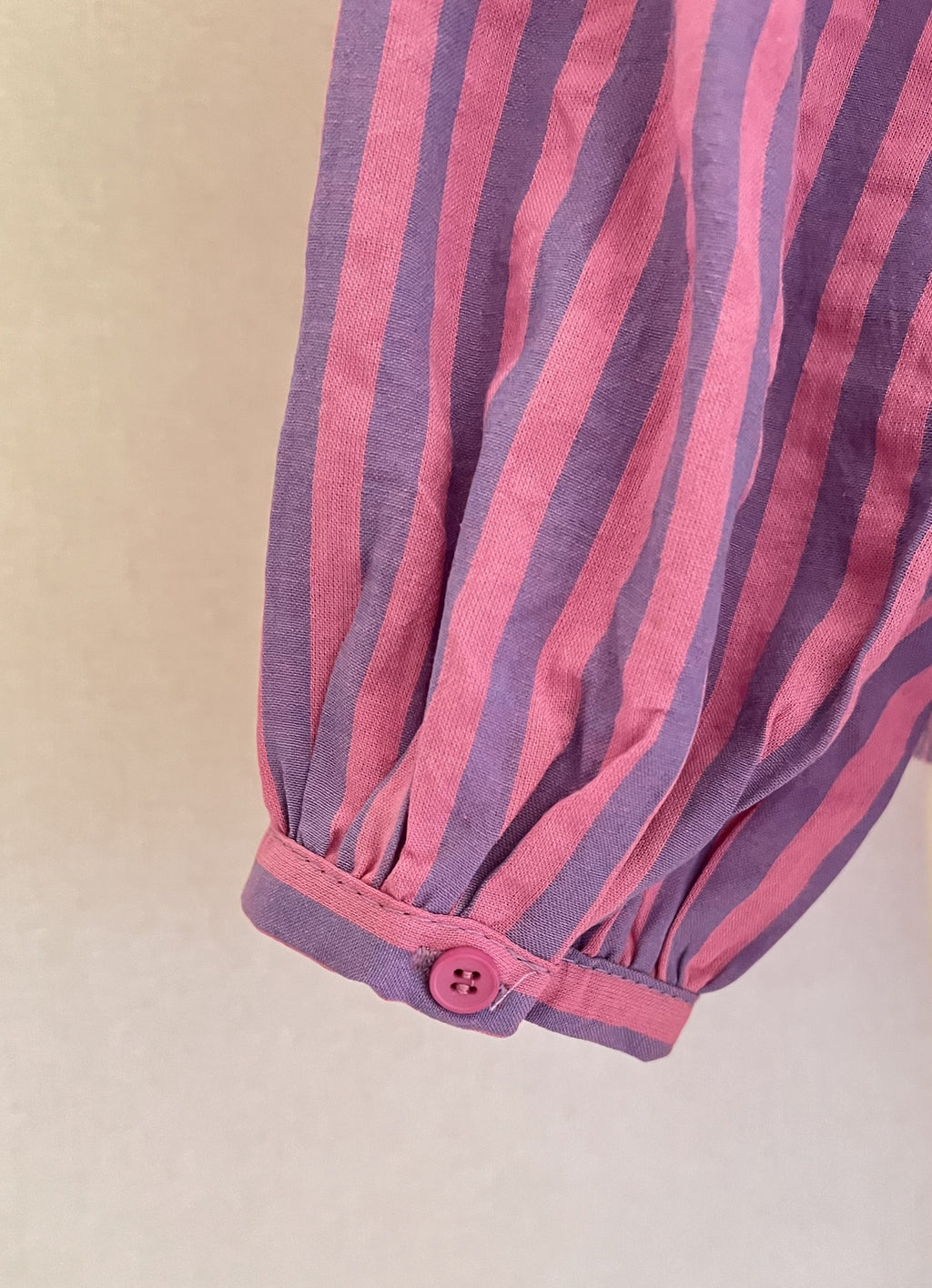 Blouse Ambre rayée rose et violet Lili & Lala – détail poignet resserré | Coka Collection