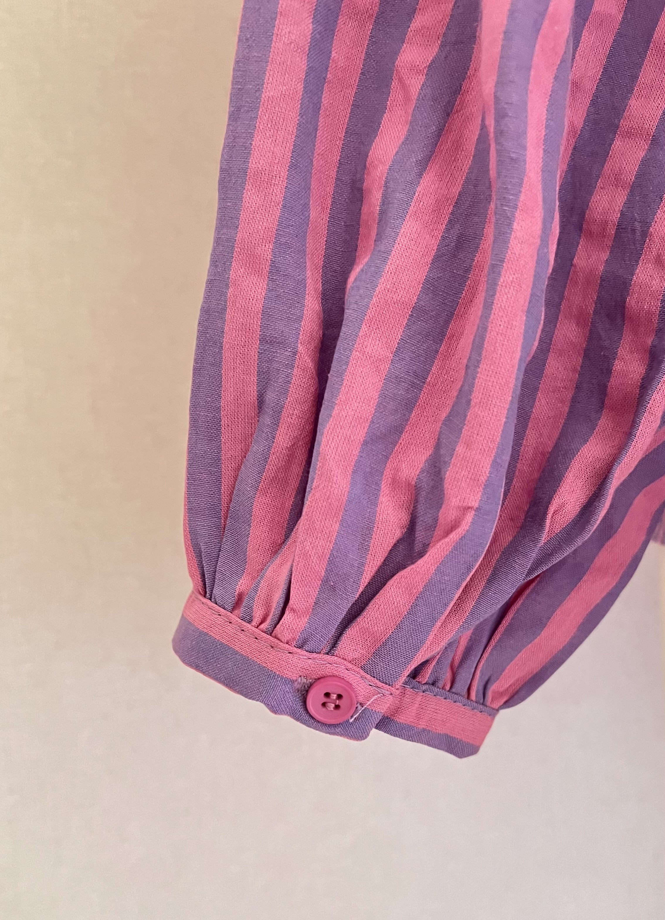 Blouse Ambre rayée rose et violet Lili & Lala – détail poignet resserré | Coka Collection