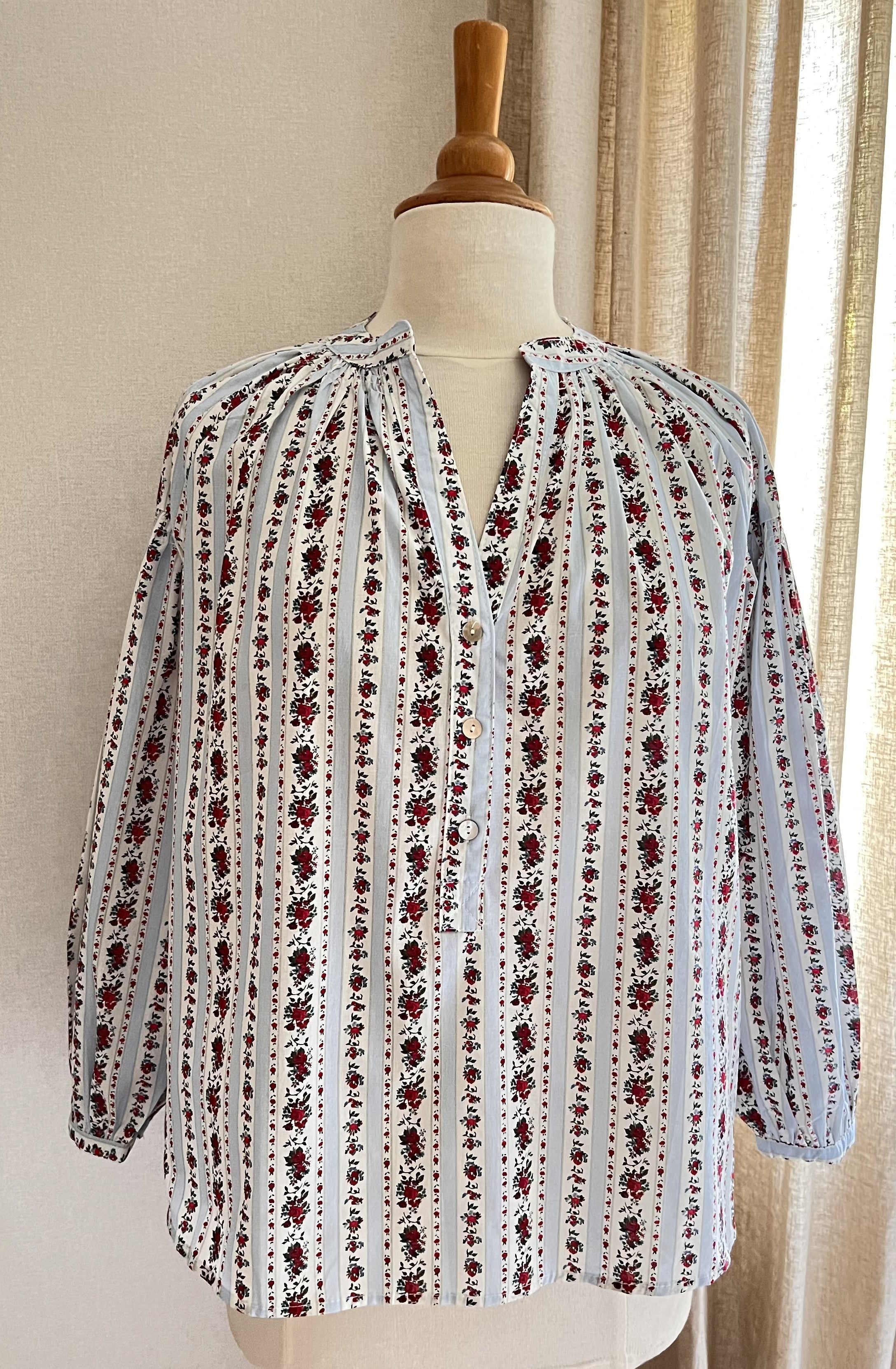 Blouse Victoria rayée bleu ciel fleurs rouges Lili & Lala – vue de face, coupe oversize | Coka Collection