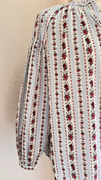 Blouse Victoria rayée bleu ciel fleurs rouges Lili & Lala – détail manche bouffante et poignet boutonné | Coka Collection