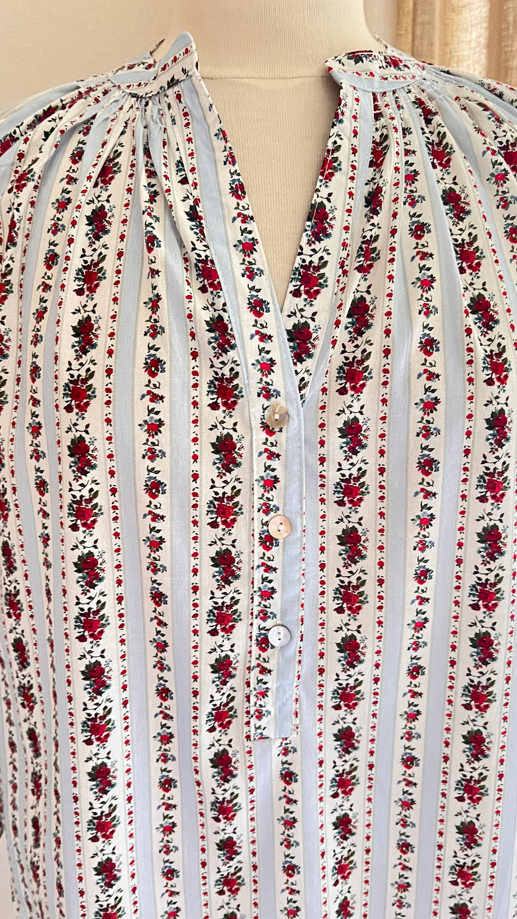 Blouse Victoria rayée bleu ciel fleurs rouges Lili & Lala – détail col froncé et boutonnage | Coka Collection