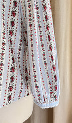 Blouse Victoria rayée bleu ciel fleurs rouges Lili & Lala – 3/4 dos en mouvement | Coka Collection