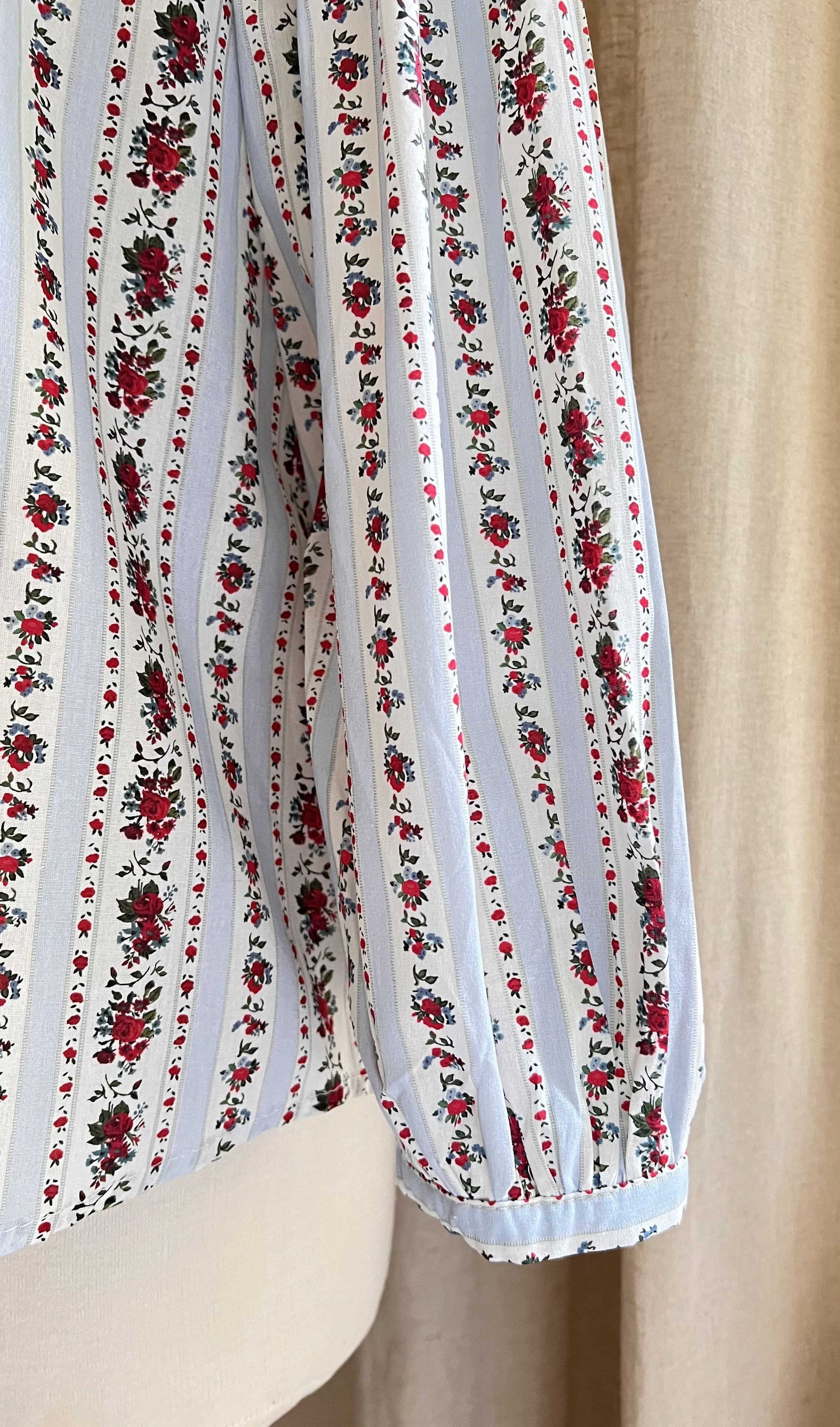 Blouse Victoria rayée bleu ciel fleurs rouges Lili & Lala – 3/4 dos en mouvement | Coka Collection