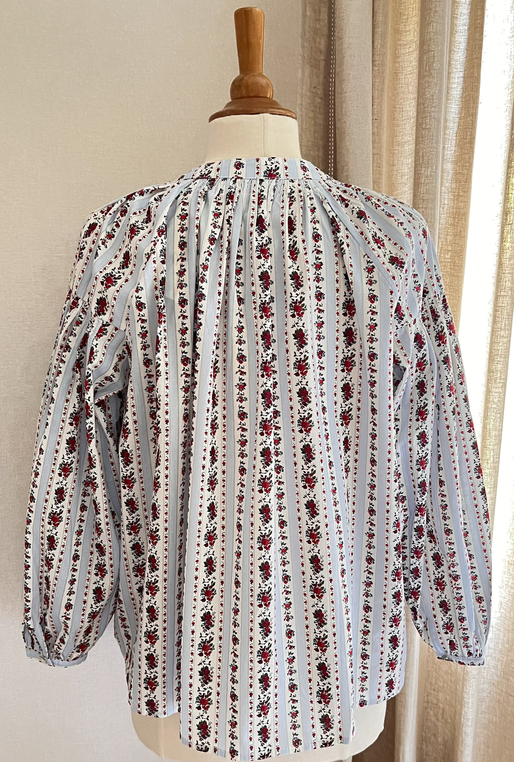 Blouse Victoria rayée bleu ciel fleurs rouges Lili & Lala – vue de dos, coupe oversize | Coka Collection