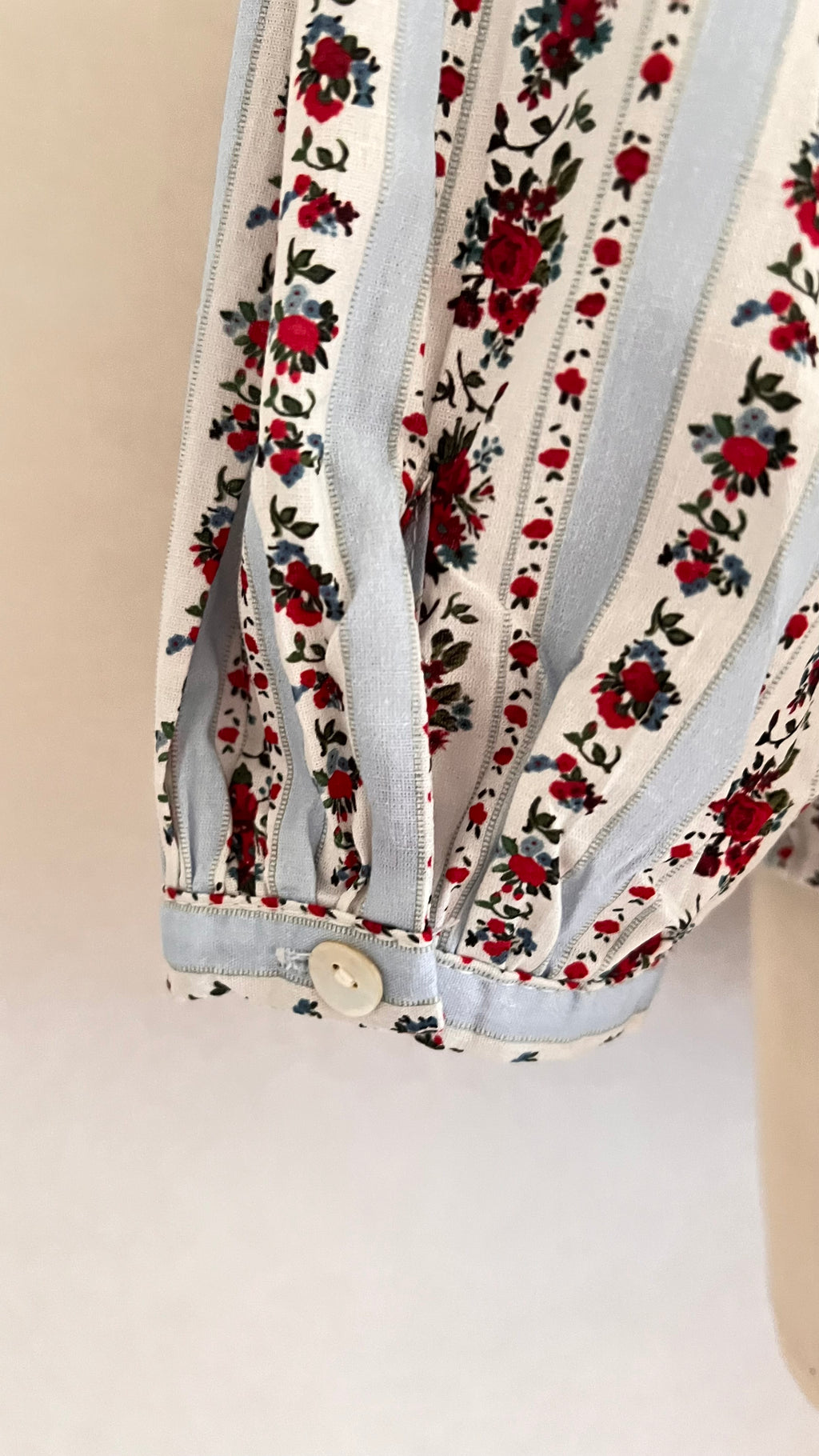 Blouse Victoria rayée bleu ciel fleurs rouges Lili & Lala – détail poignet boutonné | Coka Collection