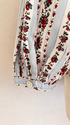 Blouse Victoria rayée bleu ciel fleurs rouges Lili & Lala – détail poignet boutonné | Coka Collection