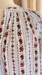 Blouse Victoria rayée bleu ciel fleurs rouges Lili & Lala – détail tissu | Coka Collection