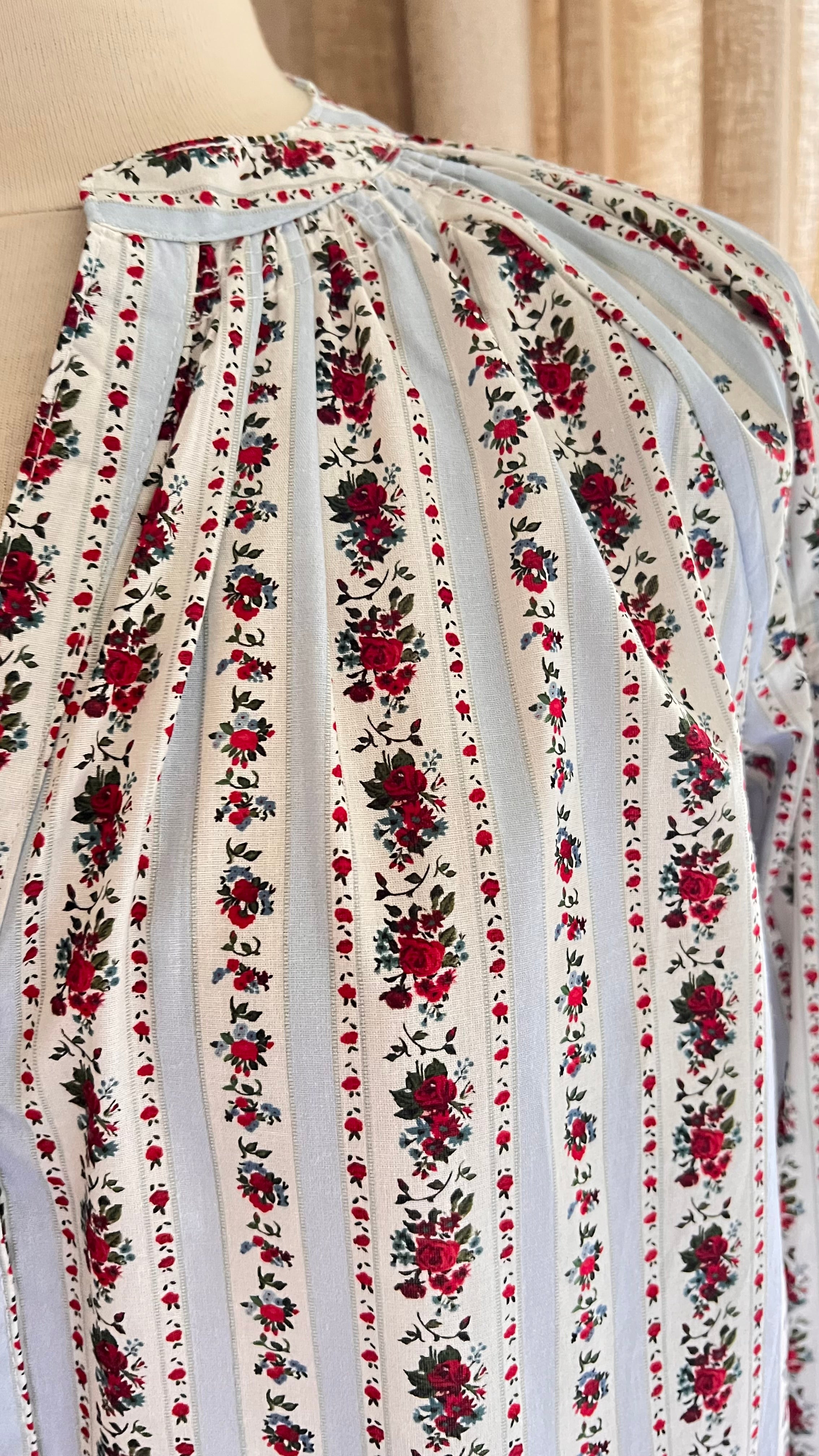 Blouse Victoria rayée bleu ciel fleurs rouges Lili & Lala – détail tissu | Coka Collection