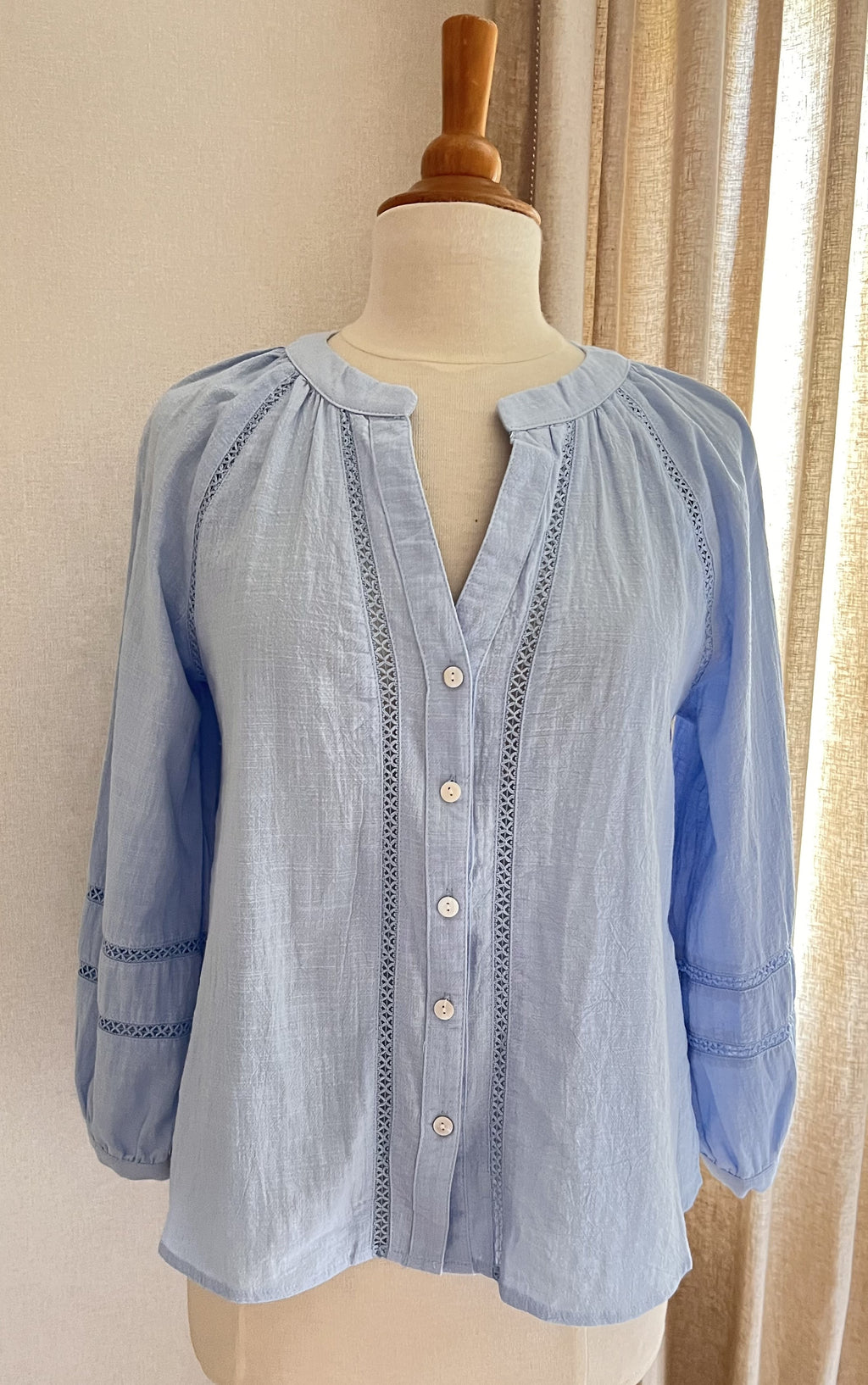 Blouse Sophie bleu ciel brodée In April 1986 – vue de face, coupe fluide | Coka Collection