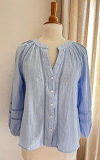 Blouse Sophie bleu ciel brodée In April 1986 – vue de face, coupe fluide | Coka Collection