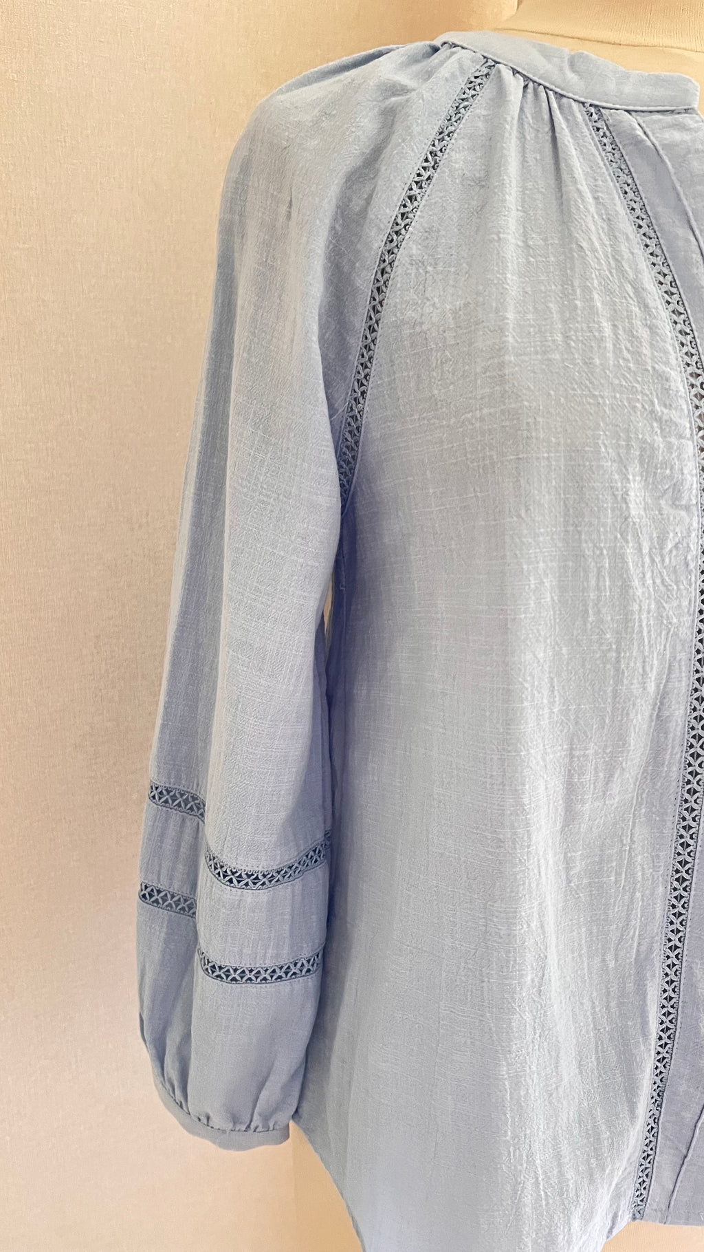 Blouse Sophie bleu ciel brodée In April 1986 – détail tissu coton et broderies | Coka Collection