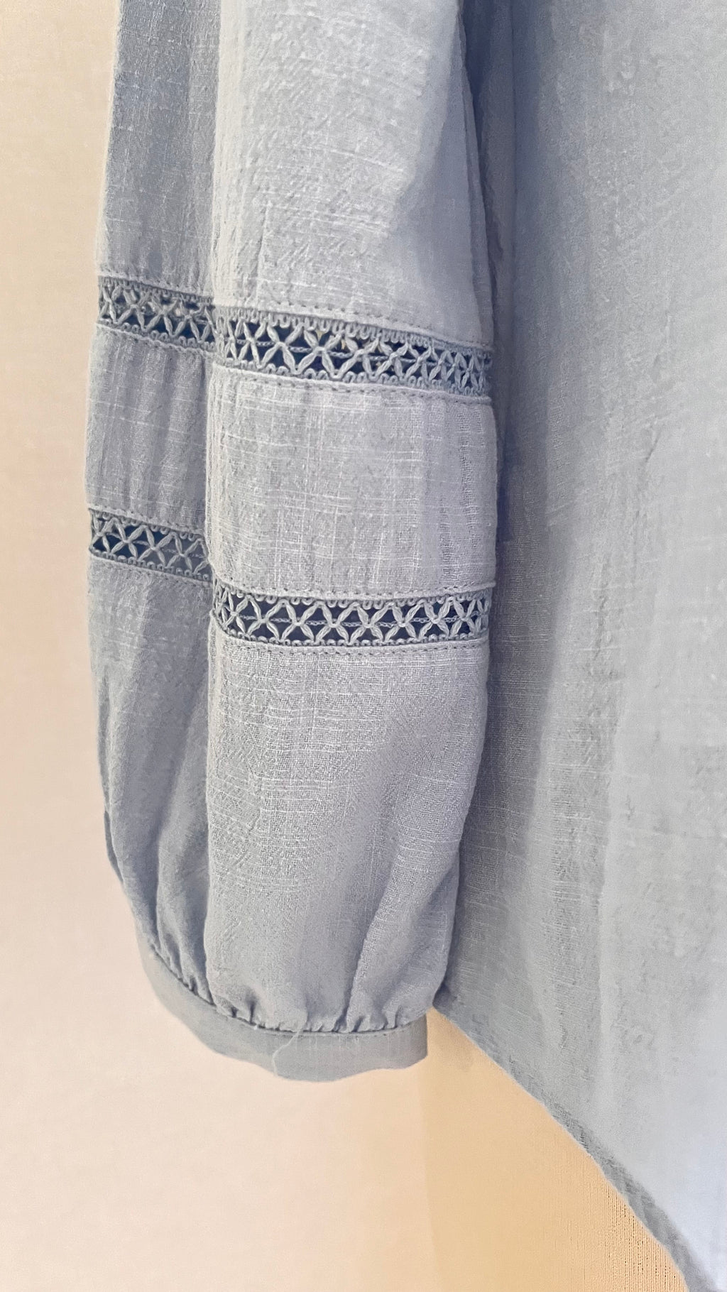 Blouse Sophie bleu ciel brodée In April 1986 – détail broderies ajourées devant | Coka Collection