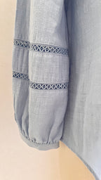 Blouse Sophie bleu ciel brodée In April 1986 – détail broderies ajourées devant | Coka Collection