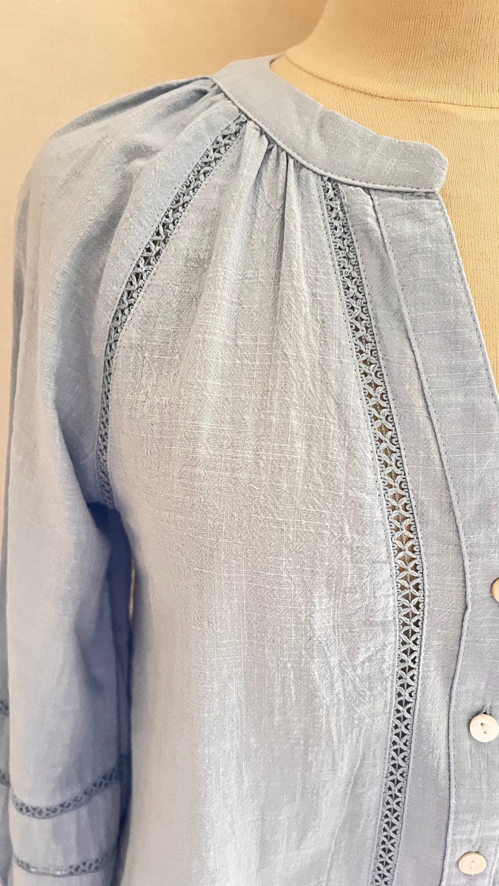 Blouse Sophie bleu ciel brodée In April 1986 – détail tissu coton et broderies | Coka Collection
