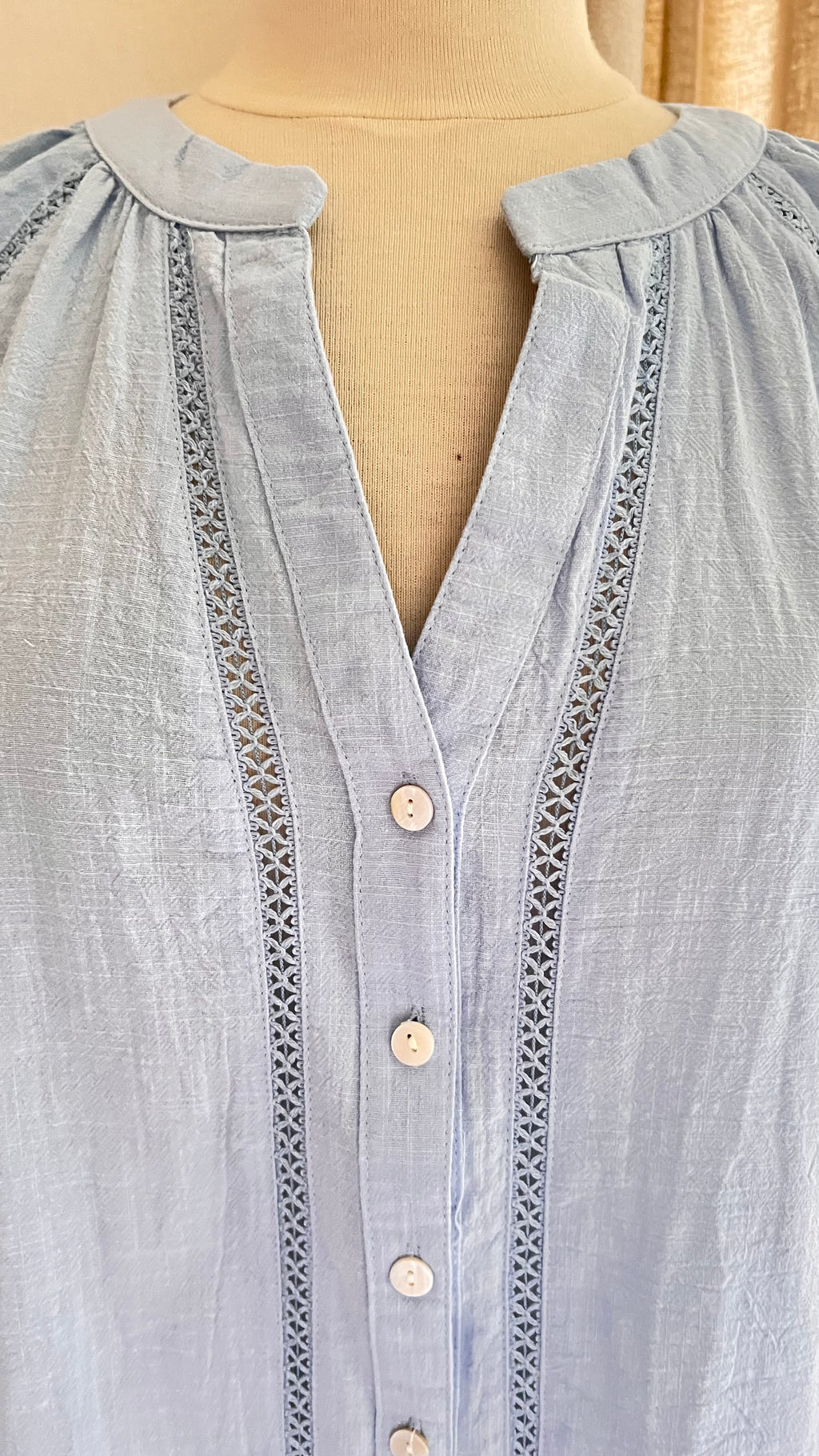 Blouse Sophie bleu ciel brodée In April 1986 – détail boutonnière et broderies | Coka Collection
