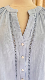 Blouse Sophie bleu ciel brodée In April 1986 – détail boutonnière et broderies | Coka Collection