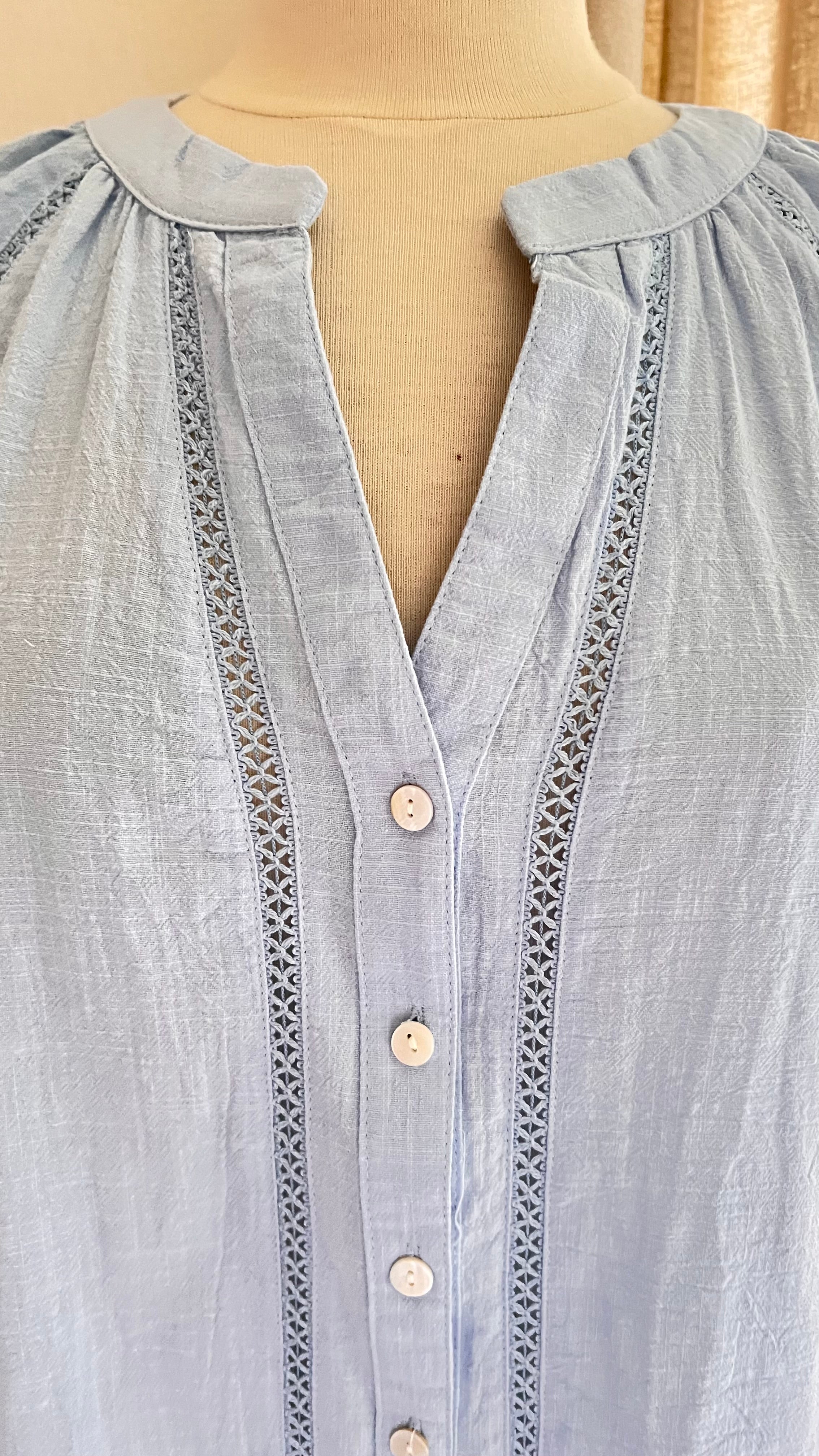 Blouse Sophie bleu ciel brodée In April 1986 – détail boutonnière et broderies | Coka Collection