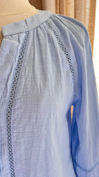 Blouse Sophie bleu ciel brodée In April 1986 – détail tissu coton et broderies | Coka Collection
