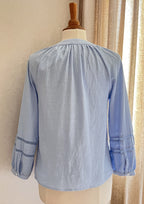 Blouse Sophie bleu ciel brodée In April 1986 – vue de dos, coupe fluide | Coka Collection