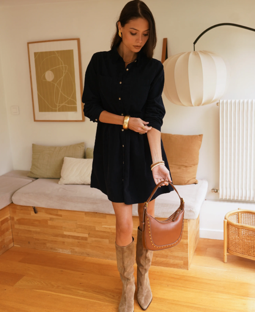  Robe Charlotte velours côtelé marine In April 1986 – portée avec des bottes hautes beiges et un sac marron | Coka Collection