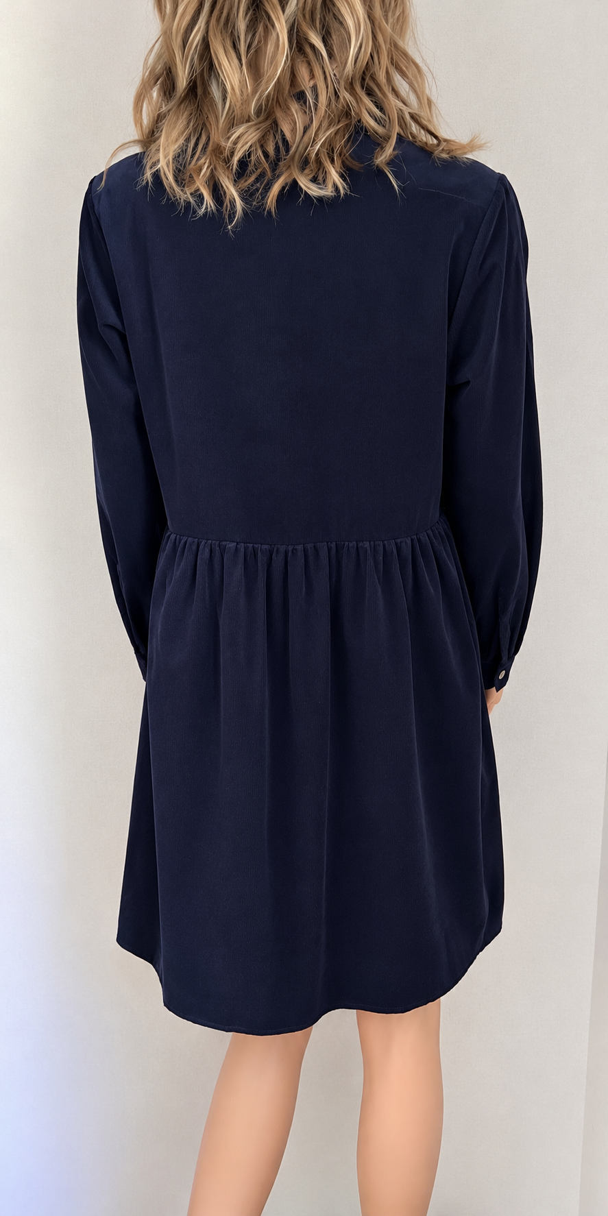 Robe Charlotte velours côtelé marine In April 1986 – vue de dos, découpe froncée à la taille et jupe légèrement évasée | Coka Collection